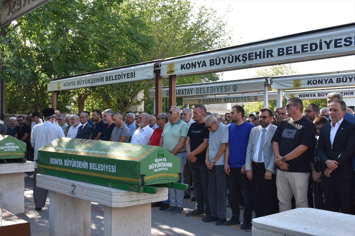 Yeniden Refah Partisi Genel Başkanı Fatih Erbakan (sol 3), Konya'da eşi Beyza Erbakan'ın dayısı...