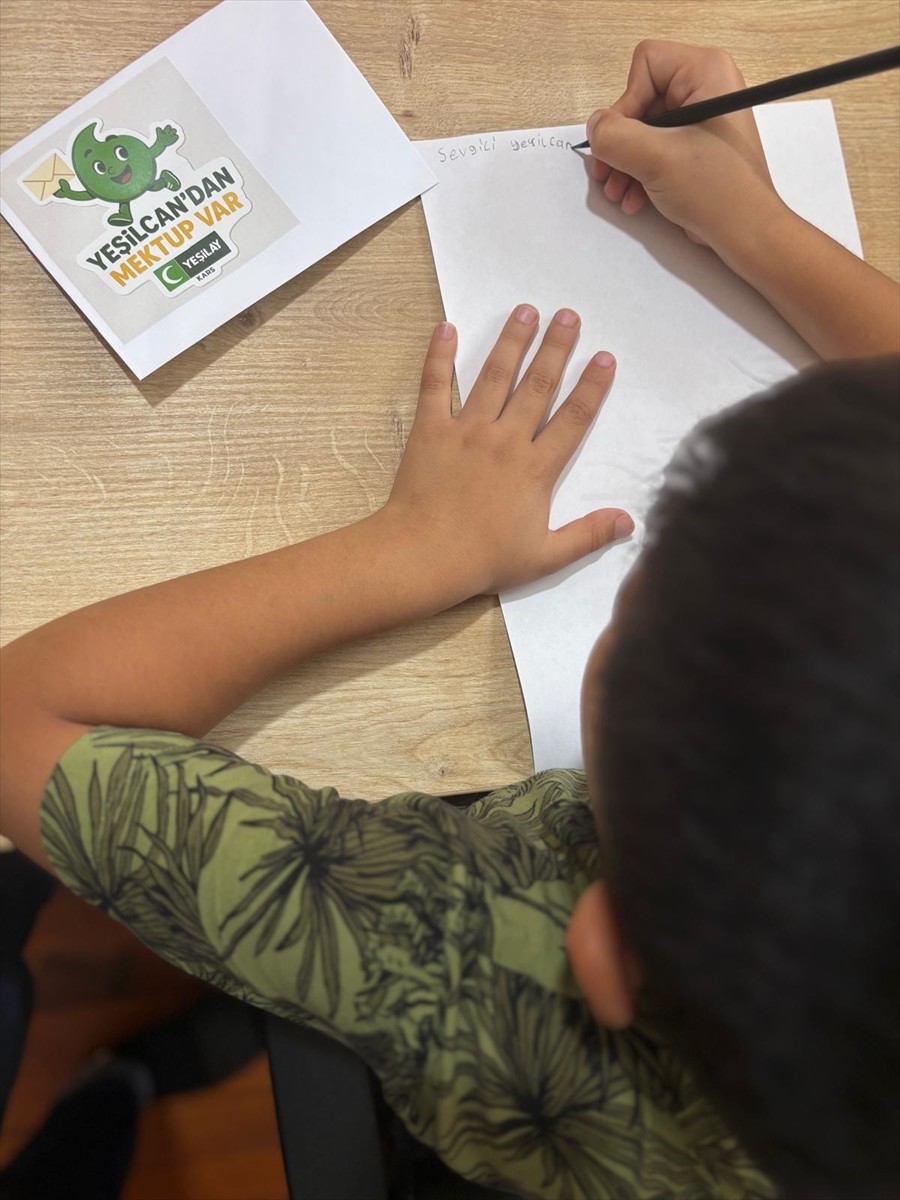 Yeşilay Kars Şubesince hayata geçirilen "Yeşilcandan Mektup Var Projesi" kapsamında çocukların yaz...