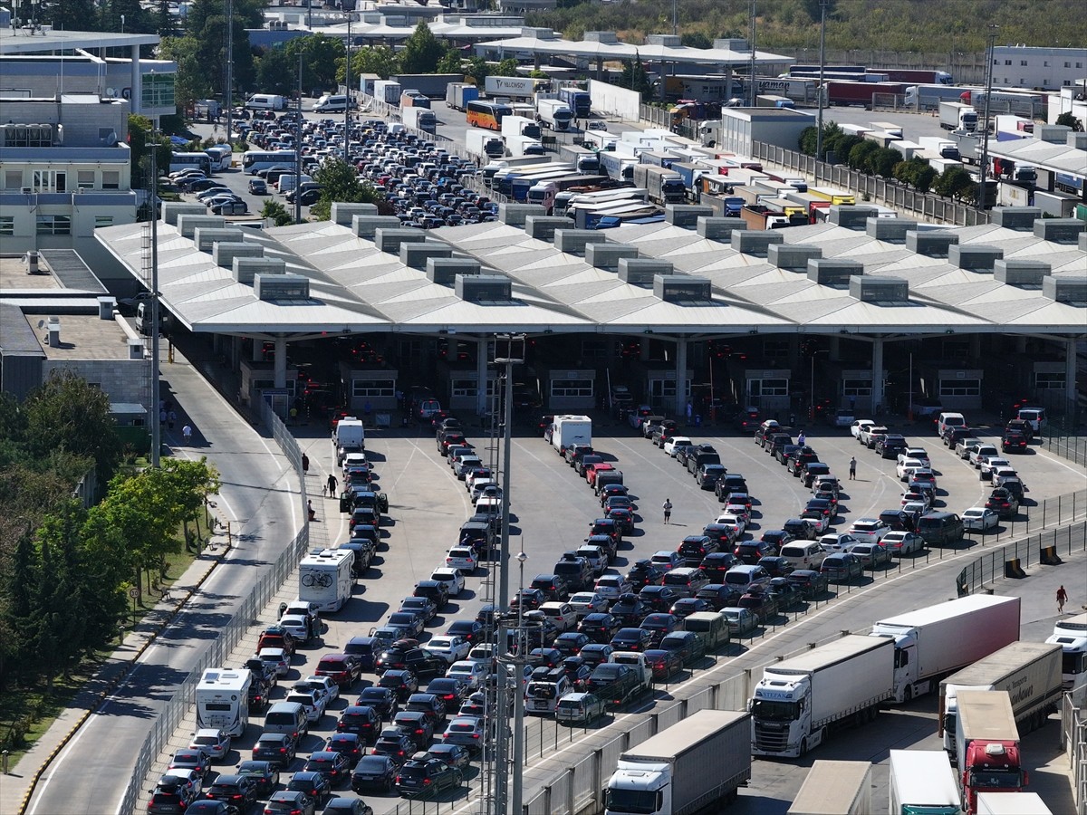 Yıllık izinlerini Türkiye'de geçiren gurbetçilerin yaşadıkları ülkelere dönüş yolculuğu devam...
