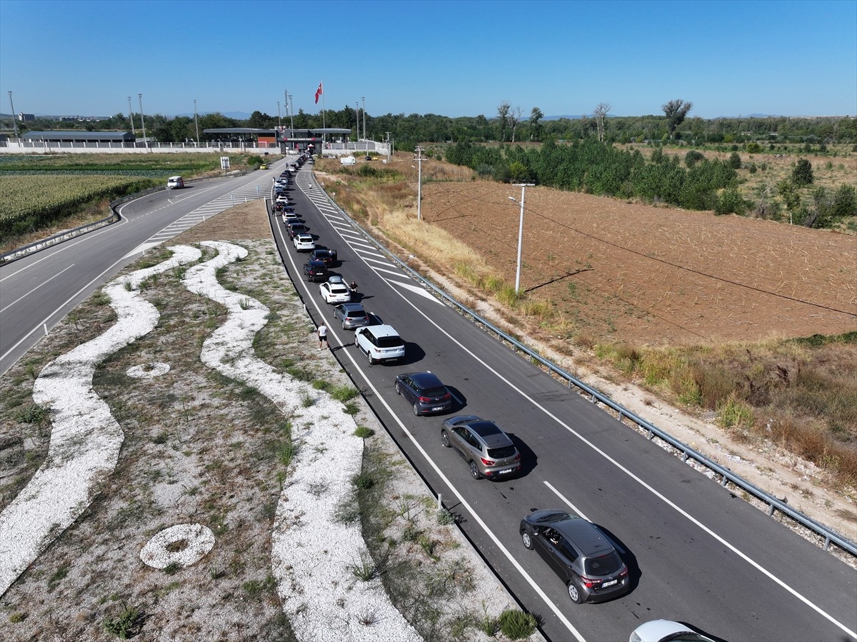 Yıllık izinlerini Türkiye'de geçiren gurbetçilerin yaşadıkları ülkelere dönüş yolculuğu devam...
