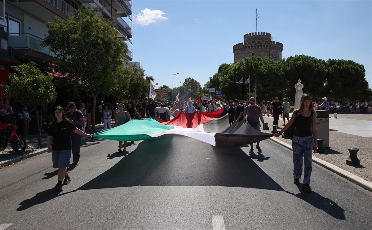 Yunanistan'ın Selanik kentinde yüzlerce kişi, İsrail’in Gazze’ye yönelik saldırılarını protesto...