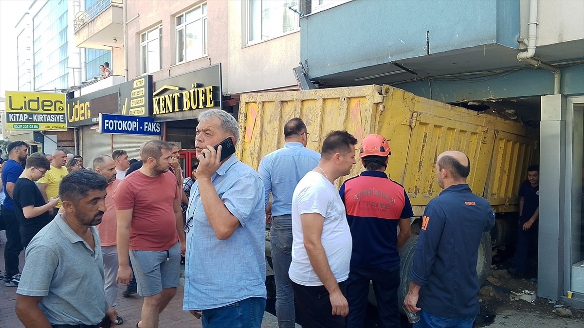 Zonguldak'ın Karadeniz Ereğli ilçesinde freni boşalan kamyon, park halindeki 2 araca çarptıktan...