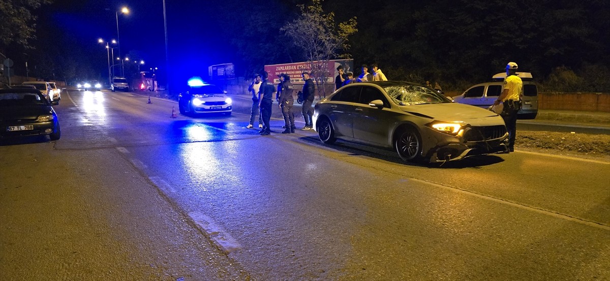 Zonguldak'ın Kozlu ilçesinde otomobilin yolun karşısına geçmek isteyen yayalara çarpması sonucu 3...