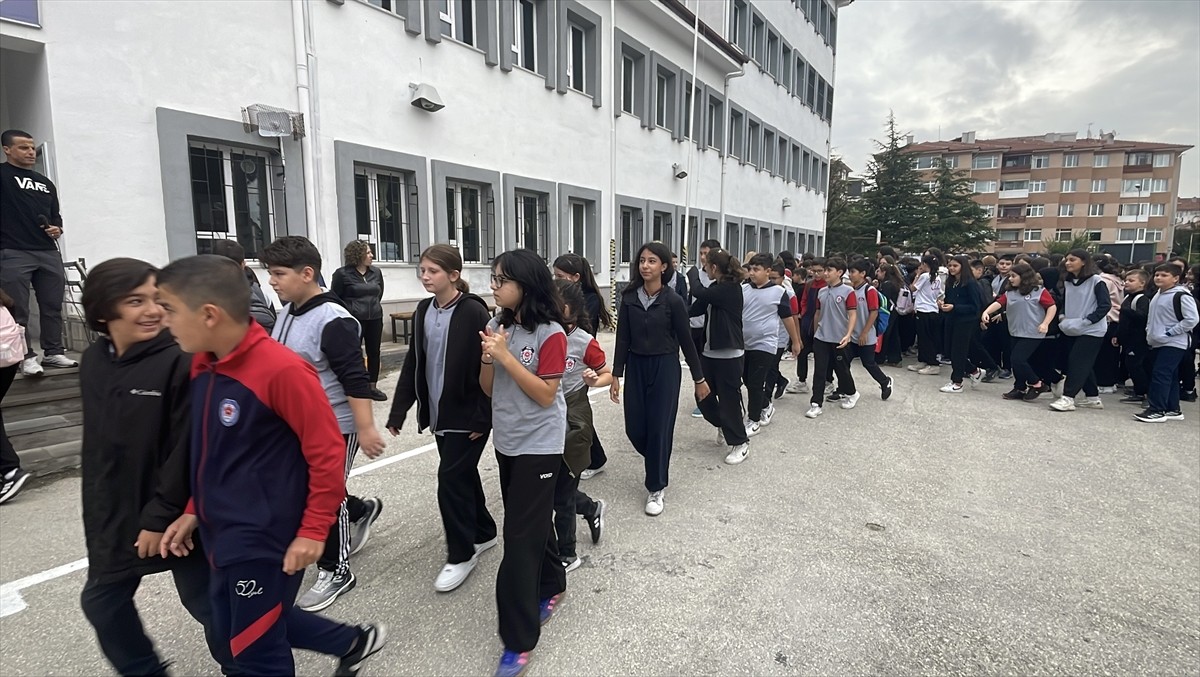 2025-2026 eğitim öğretim yılının başlamasıyla okullarda ilk ders zili çaldı. Bolu'da da öğrenciler...