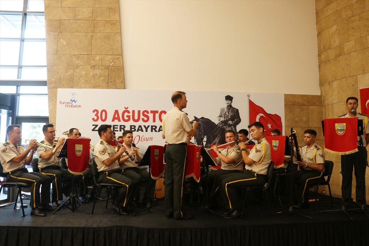 3. Ordu Komutanlığı Bölge Bandosu, 30 Ağustos Zafer Bayramı etkinlikleri kapsamında Trabzon'un...