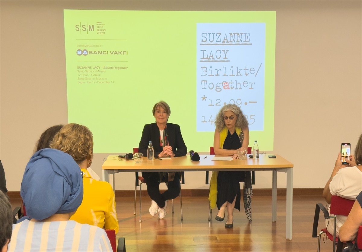  ABD'li sanatçı ve eğitimci Suzanne Lacy'nin Türkiye'deki ilk kişisel sergisi "Birlikte/Togæther"...