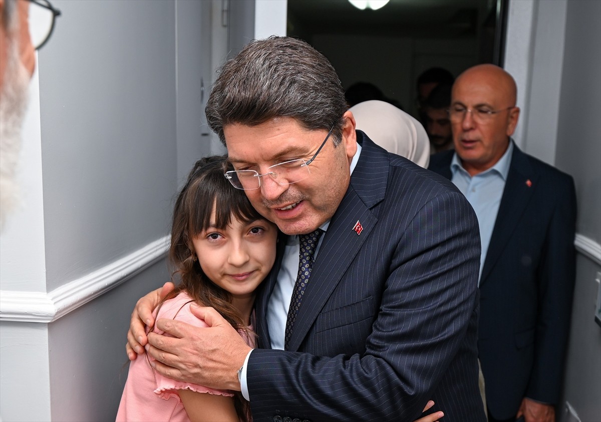 Adalet Bakanı Yılmaz Tunç, 2015'te Hakkari'de şehit olan Astsubay Çavuş Deniz Göçkün'ün...