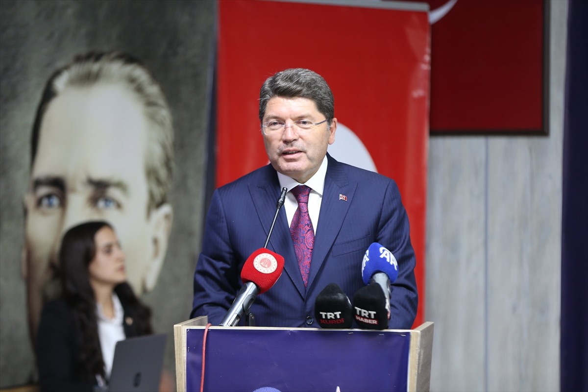 Adalet Bakanı Yılmaz Tunç (Fotoğrafta), Hakkari'deki programları kapsamında Halk Eğitimi...