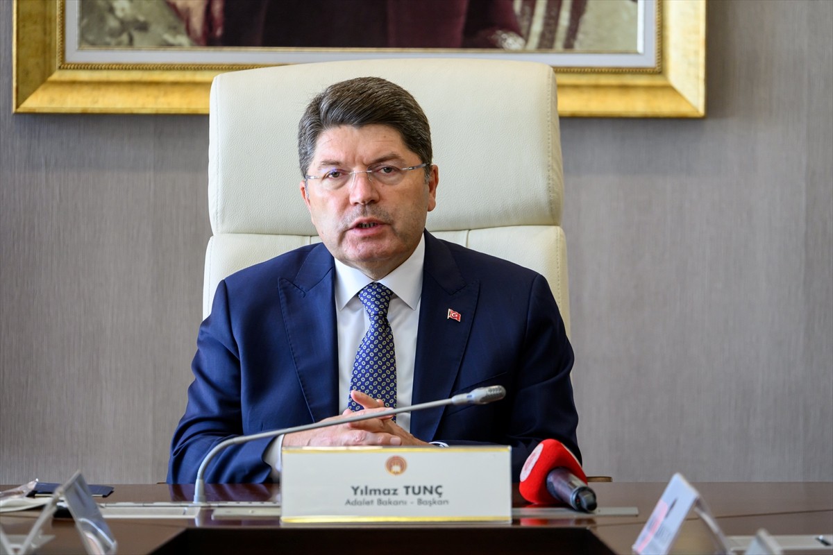 Adalet Bakanı Yılmaz Tunç, Hakimler ve Savcılar Kurulu (HSK) üyeleriyle bir araya gelerek toplantı...