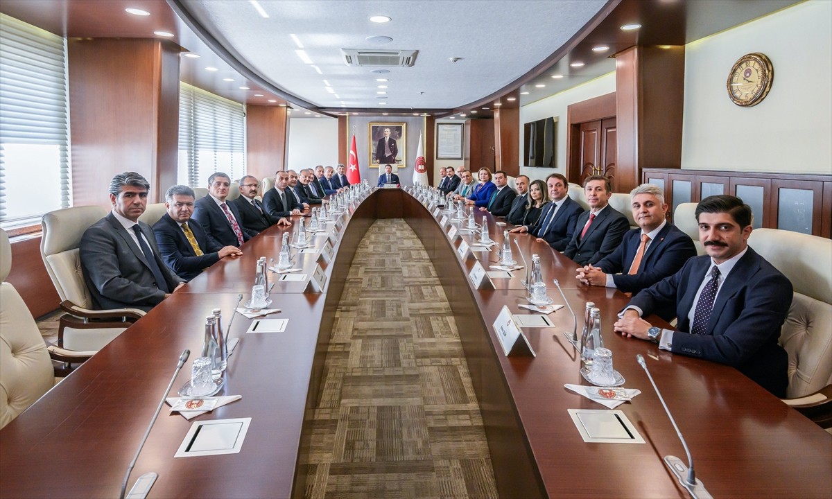 Adalet Bakanı Yılmaz Tunç, Hakimler ve Savcılar Kurulu (HSK) üyeleriyle bir araya gelerek toplantı...