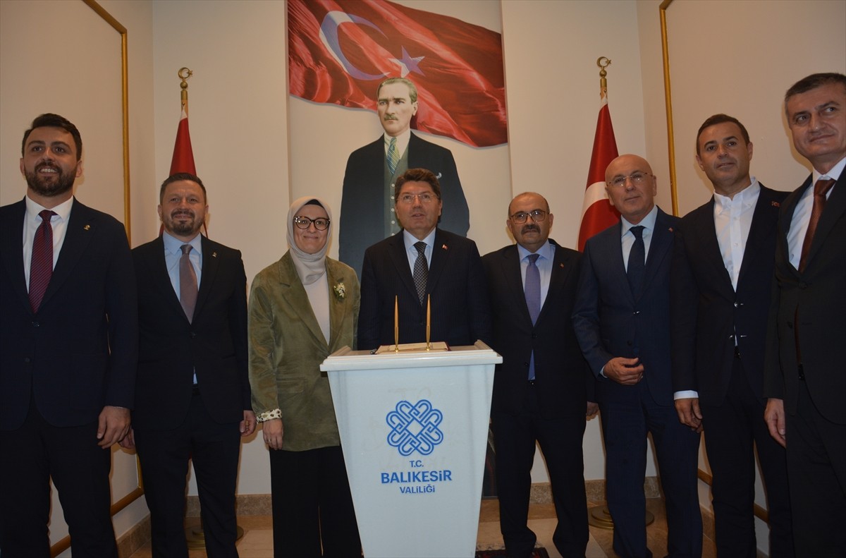 Adalet Bakanı Yılmaz Tunç (solda), Balıkesir'de çeşitli ziyaretler gerçekleştirdi. Bakan Tunç, AK...