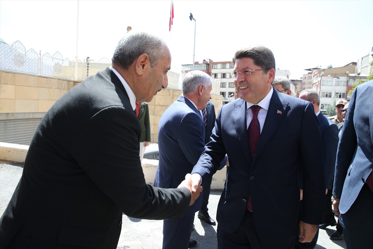 Adalet Bakanı Yılmaz Tunç, temaslarda bulunmak üzere  Hakkari'ye geldi. Valiliği ziyaret eden...