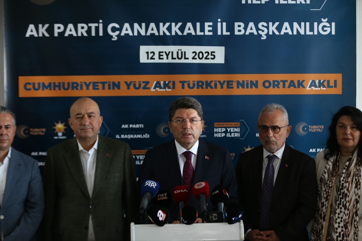 Adalet Bakanı Yılmaz Tunç, Türkiye Yüzyılı Buluşmaları kapsamında AK Parti il binasında basın...