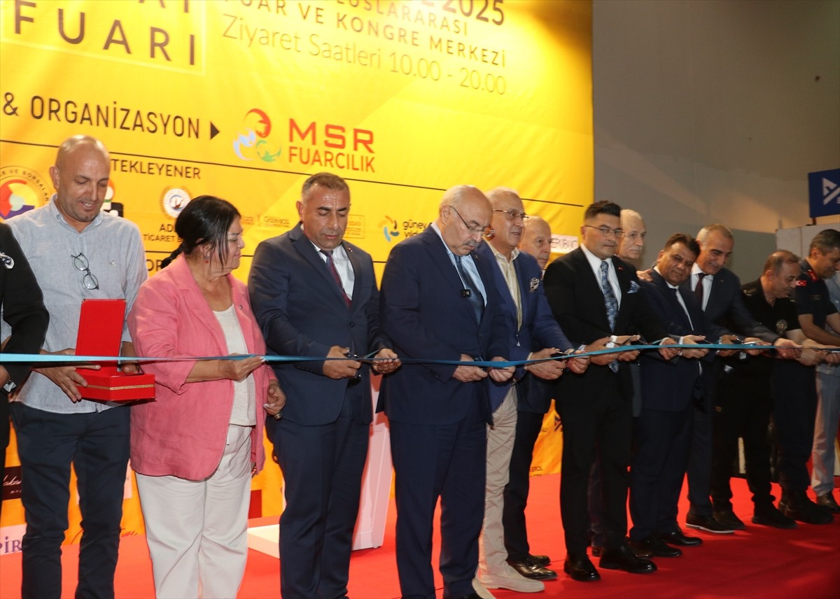 Adana'da Artconcept Adana Çağdaş Sanat Fuarı sanatseverlerle buluştu. Vali Yavuz Selim Köşger (sol...