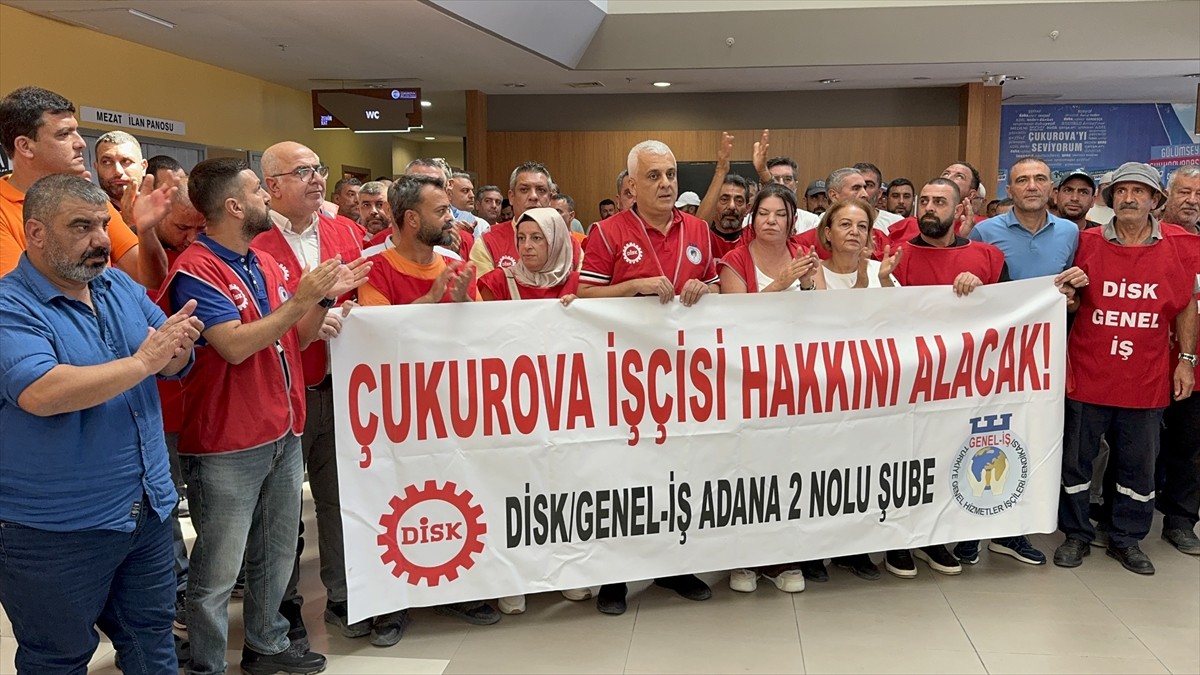Adana'da Çukurova Belediyesinde çalışan bir grup işçi, maaşlarını eksik aldıkları ve tediyelerinin...