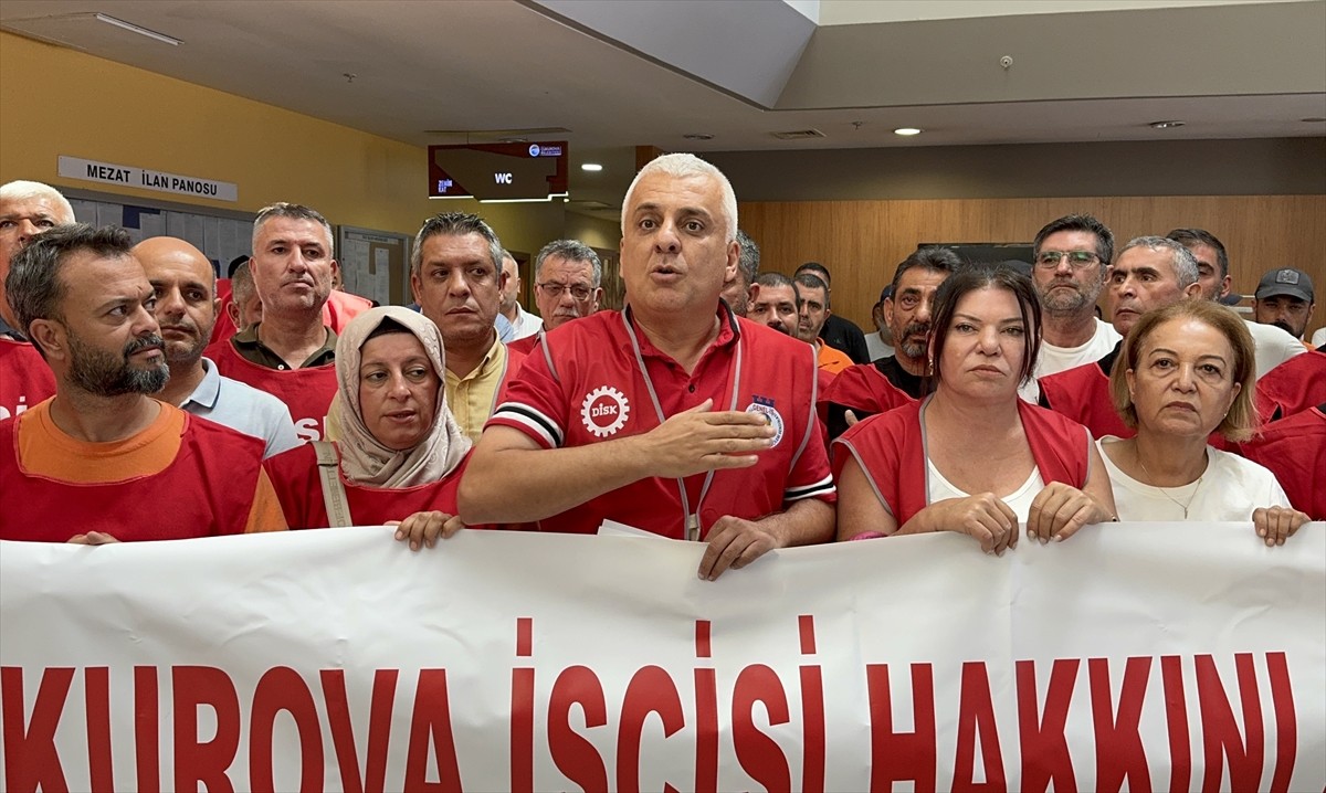 Adana'da Çukurova Belediyesinde çalışan bir grup işçi, maaşlarını eksik aldıkları ve tediyelerinin...