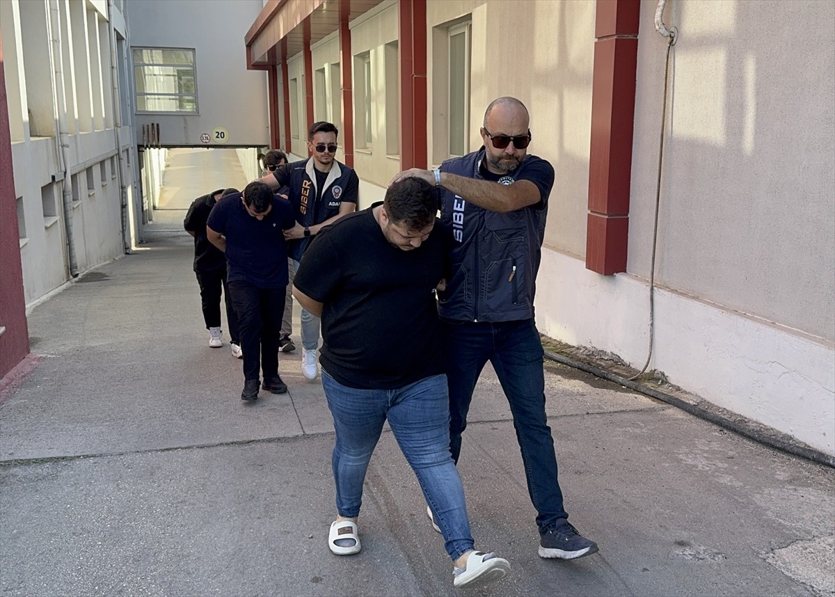 Adana'da inek almak isteyen 2 kişiyi "sazan sarmalı" olarak bilinen yöntemle dolandırdıkları...