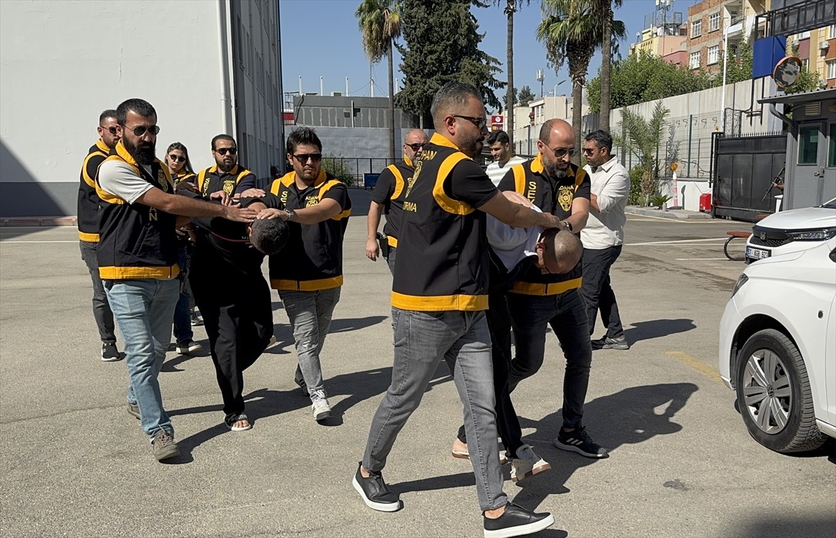 Adana'da ruhsatsız silah, uyuşturucu ve yaralama suçlarına karıştıkları gerekçesiyle gözaltına...