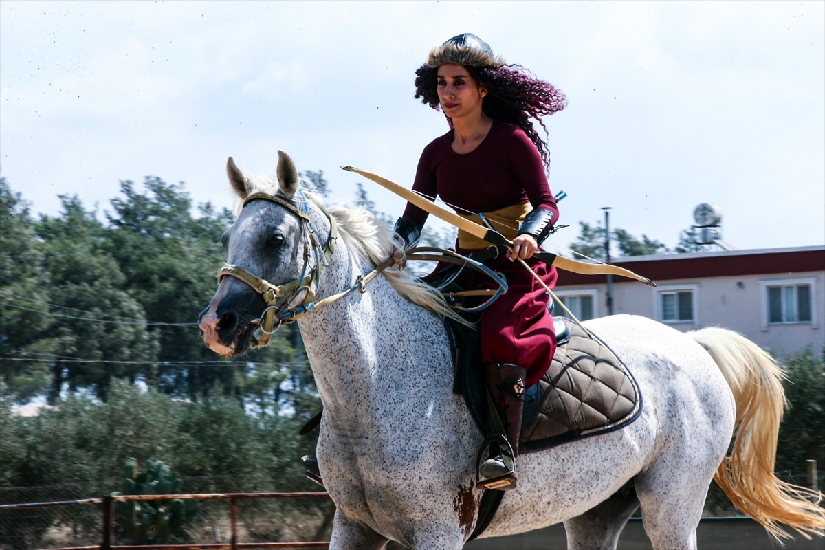 Adana'da üniversite mezunu 29 yaşındaki Gamze İdigük, geleneksel spor dallarına olan ilgisiyle...