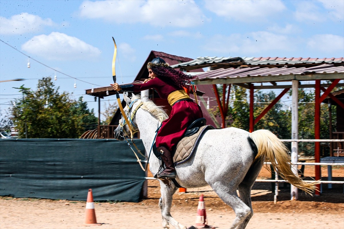 Adana'da üniversite mezunu 29 yaşındaki Gamze İdigük, geleneksel spor dallarına olan ilgisiyle...