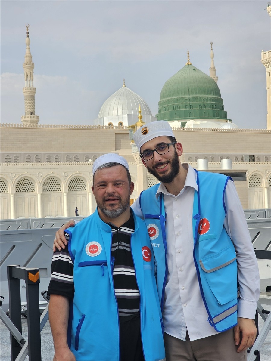 Adana'nın Feke ilçesinde imam hatip Muhammed Doğaç (sağda), kutsal toprakları görmek isteyen Down...