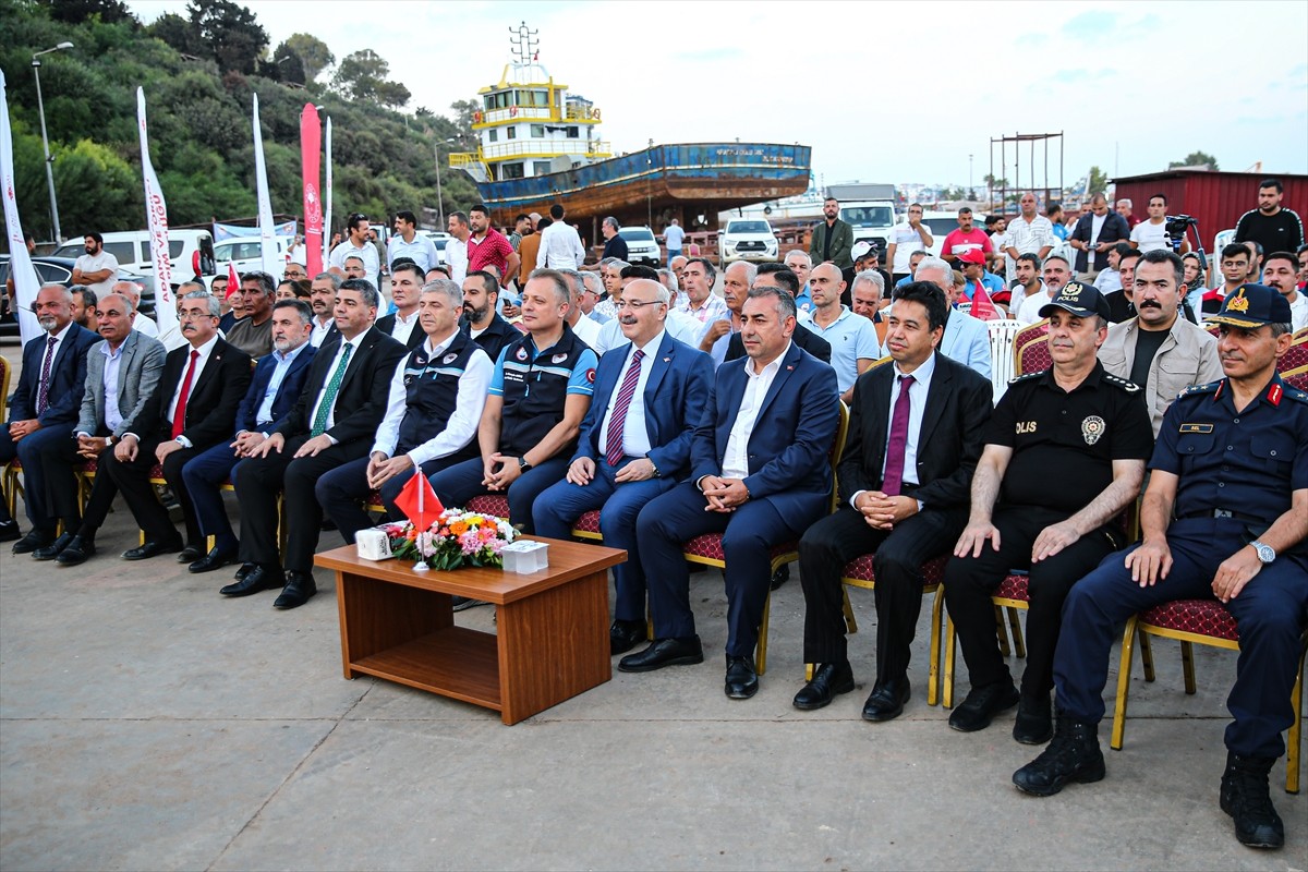 Adana'nın Karataş ilçesinde su ürünleri av sezonunun başlaması dolayısıyla tören yapıldı. İlçedeki...