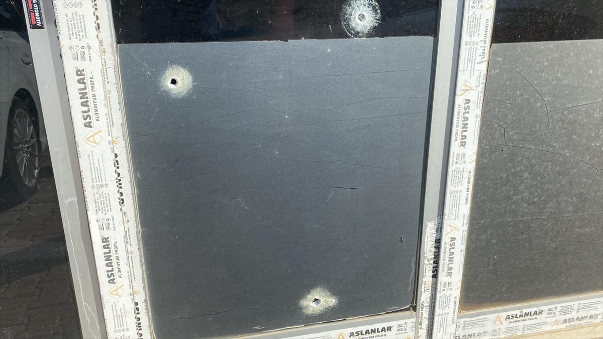 Adana'nın Kozan ilçesinde bir oto galeriye silahla ateş açtıkları iddia edilen 2 zanlı gözaltına...