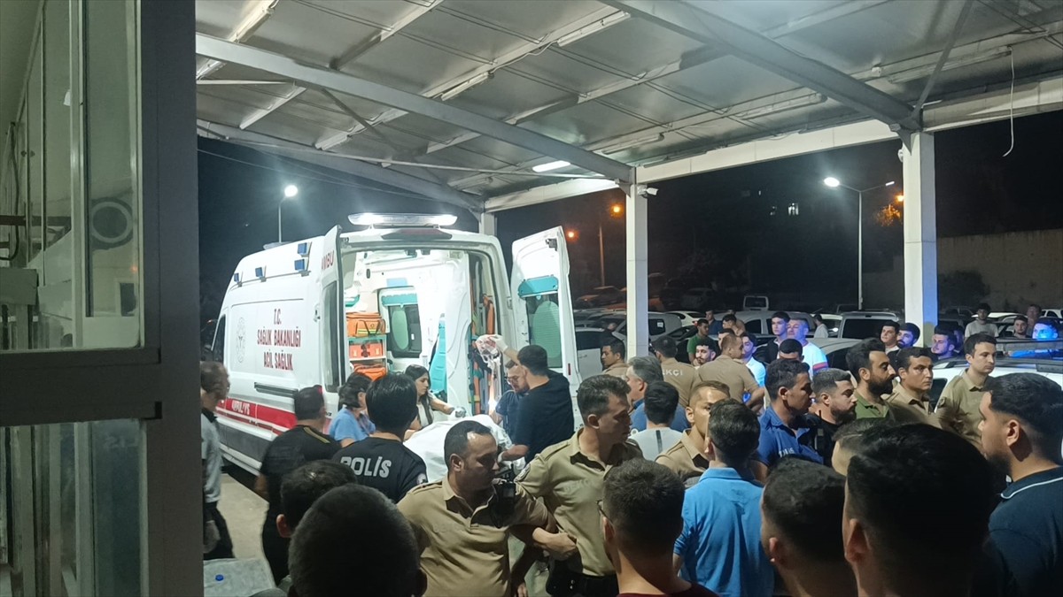 Adana'nın Kozan ilçesinde düğünde çıkan silahlı kavgada 1 kişi yaralandı. Çevredekiler kendi...