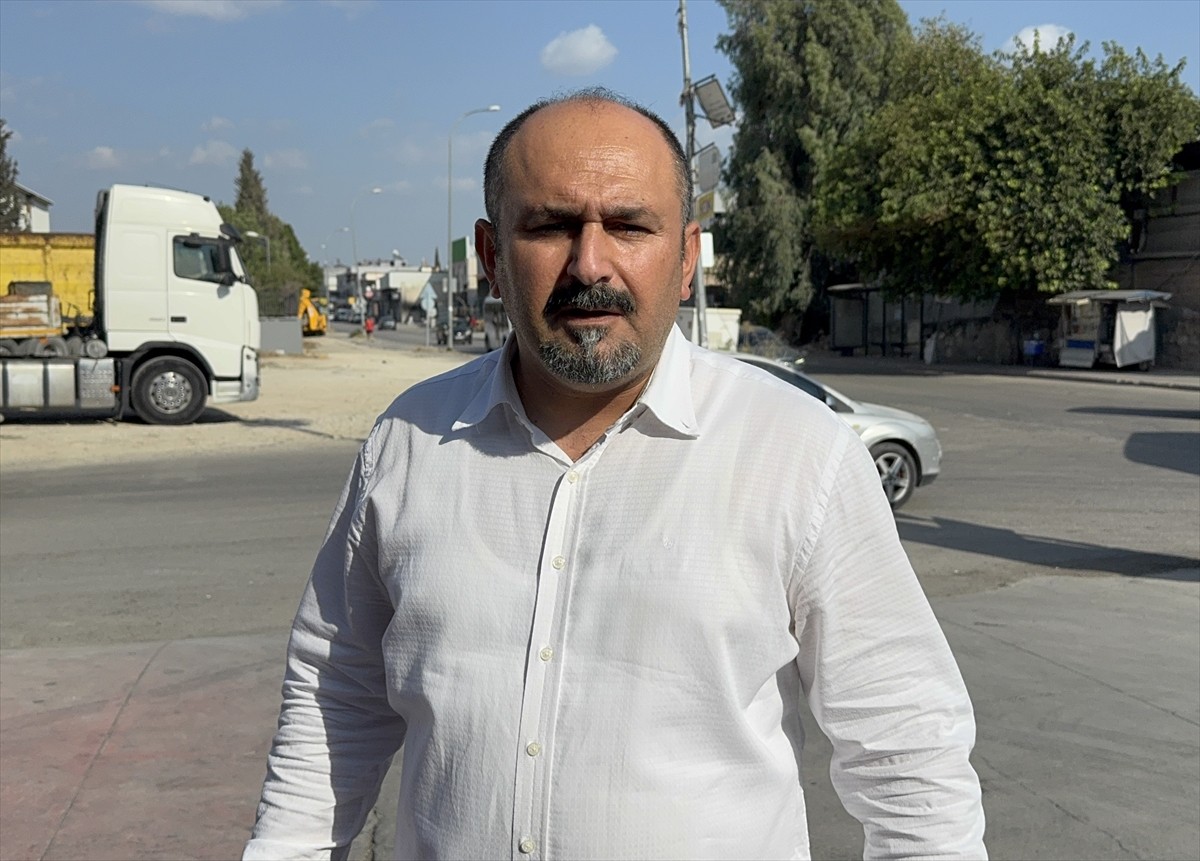 Adana'nın merkez Çukurova ilçesinde sahipsiz köpekler, 3 yaşındaki çocuğu kovaladı. Baba Hasan...