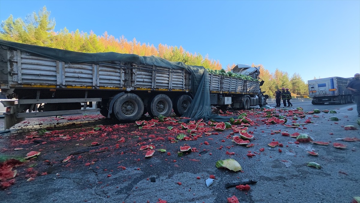 Adana'nın Pozantı ilçesinde önündeki tıra çarpan tırın şoförü yaralandı. Adana istikametine giden...