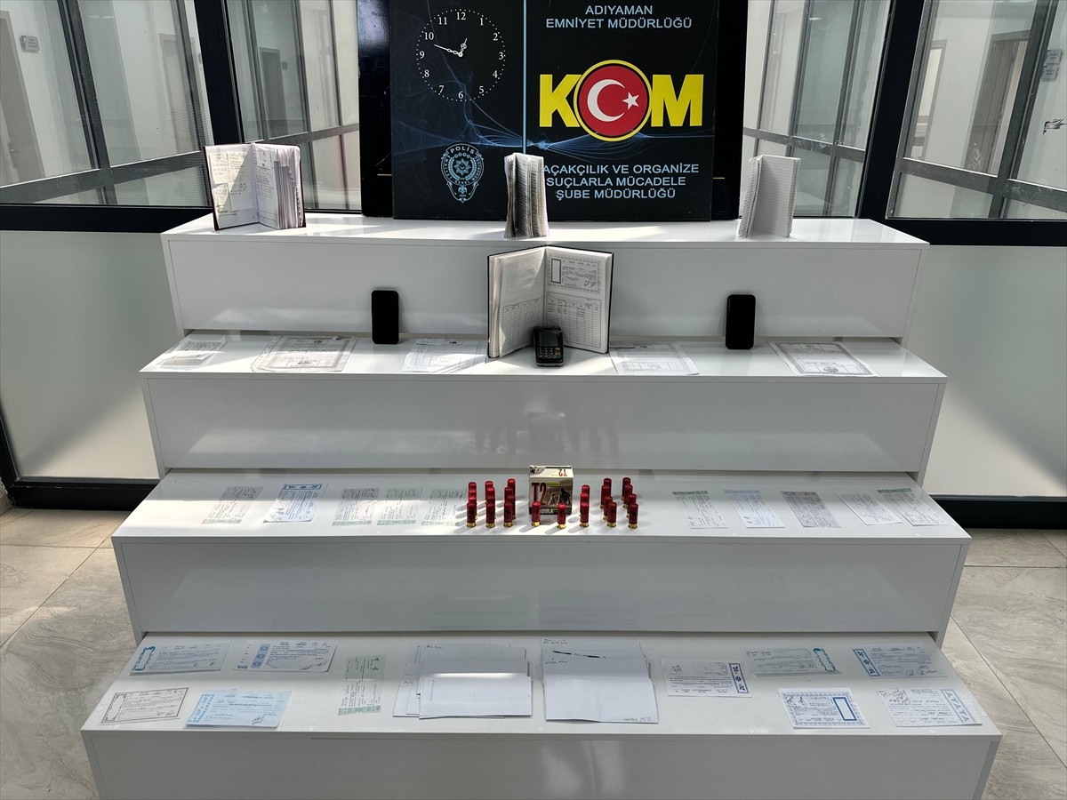 Adıyaman'da düzenlenen tefecilik operasyonunda gözaltına alınan 2 şüpheli tutuklandı. Adreslerde...