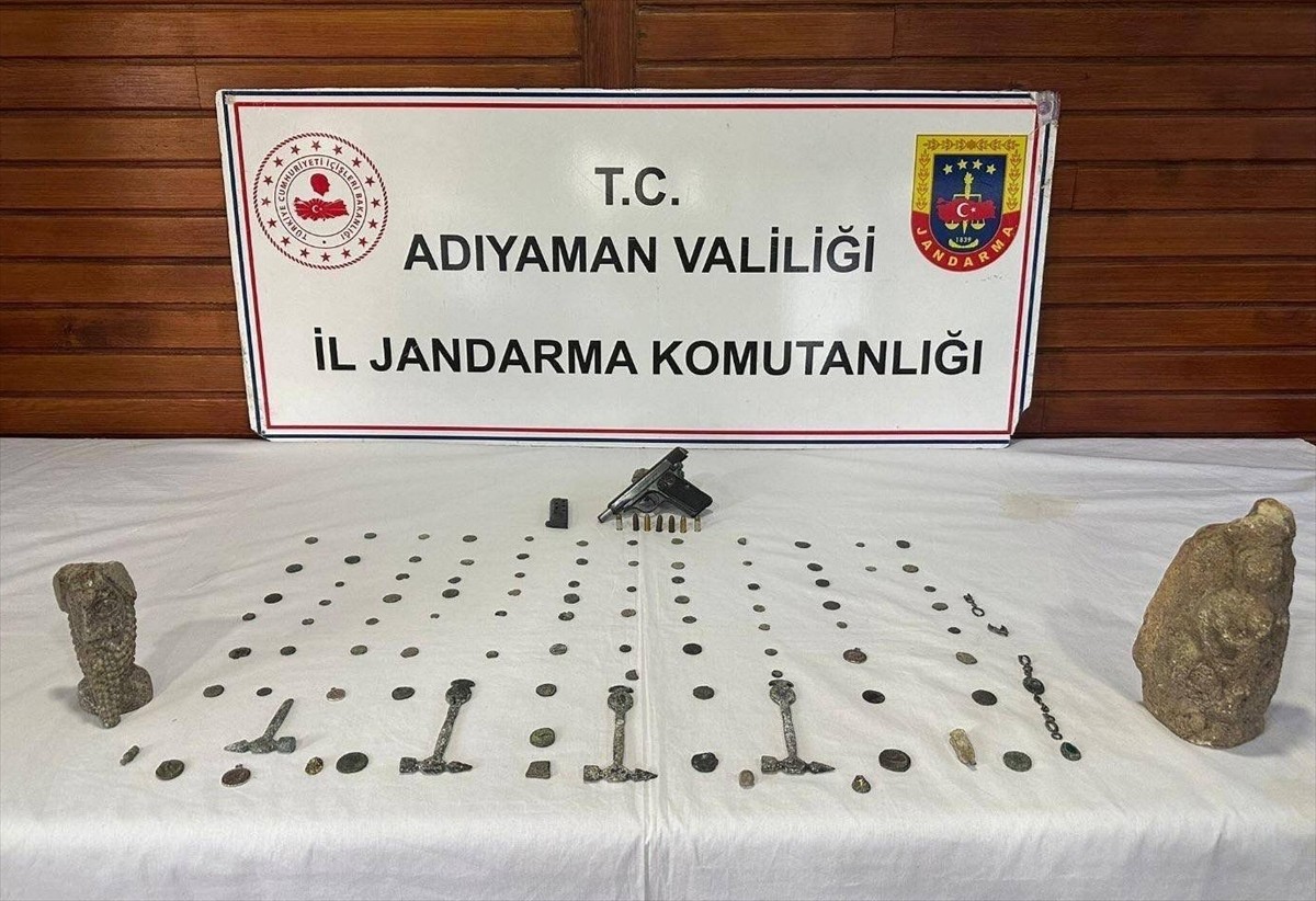 Adıyaman'da tarihi eser kaçakçılığı operasyonunda 4 şüpheli yakalandı. Operasyon düzenleyen...