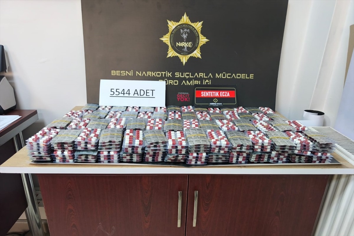 Adıyaman'ın Besni ilçesinde 5 bin 544 uyuşturucu hap ele geçirildi, 2 şüpheli tutuklandı.