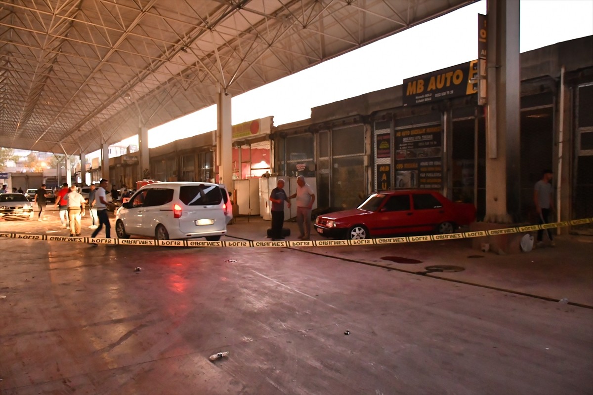 Adıyaman'ın Besni ilçesinde iki kişi arasında çıkan silahlı kavgada 1 kişi hayatını...