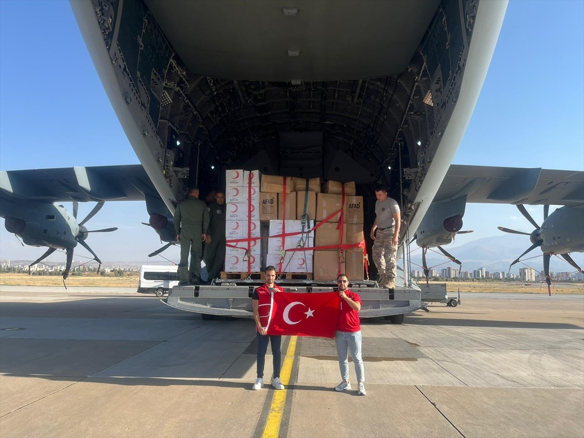 Afganistan'daki depremden etkilenenler için AFAD ve Kızılay tarafından hazırlanan insani yardım...