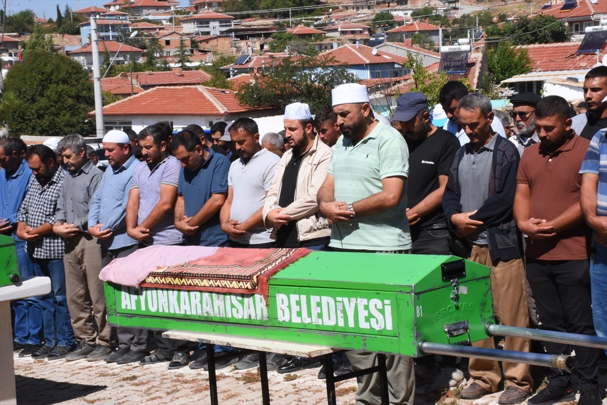 Afyonkarahisar'da bir kişinin tabancayla öldürdüğü eski eşi ve kayınvalidesinin cenazesi toprağa...