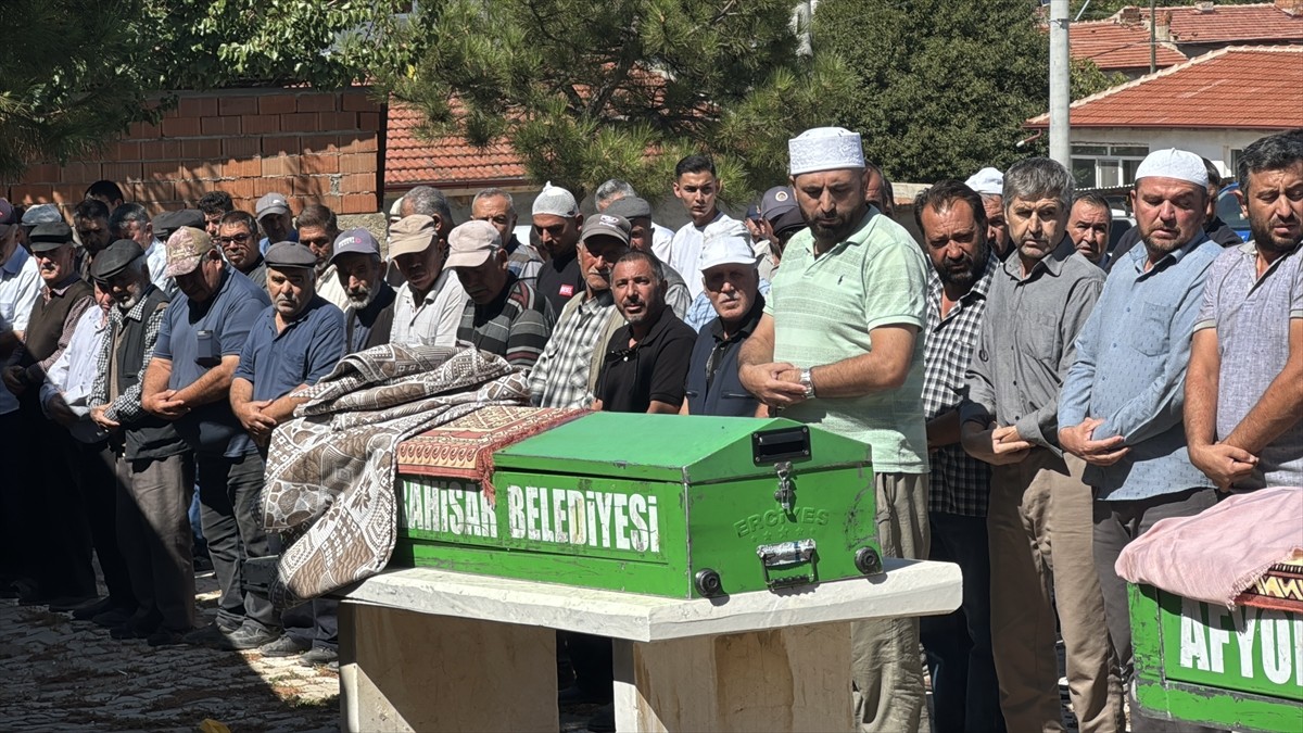 Afyonkarahisar'da bir kişinin tabancayla öldürdüğü eski eşi ve kayınvalidesinin cenazesi toprağa...