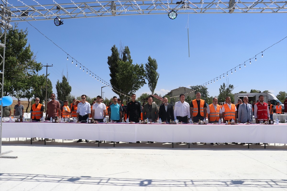 Ağrı İl Afet ve Acil Durum Müdürlüğü ekiplerinden eğitim alan gönüllüler, afet zamanında yapılan...