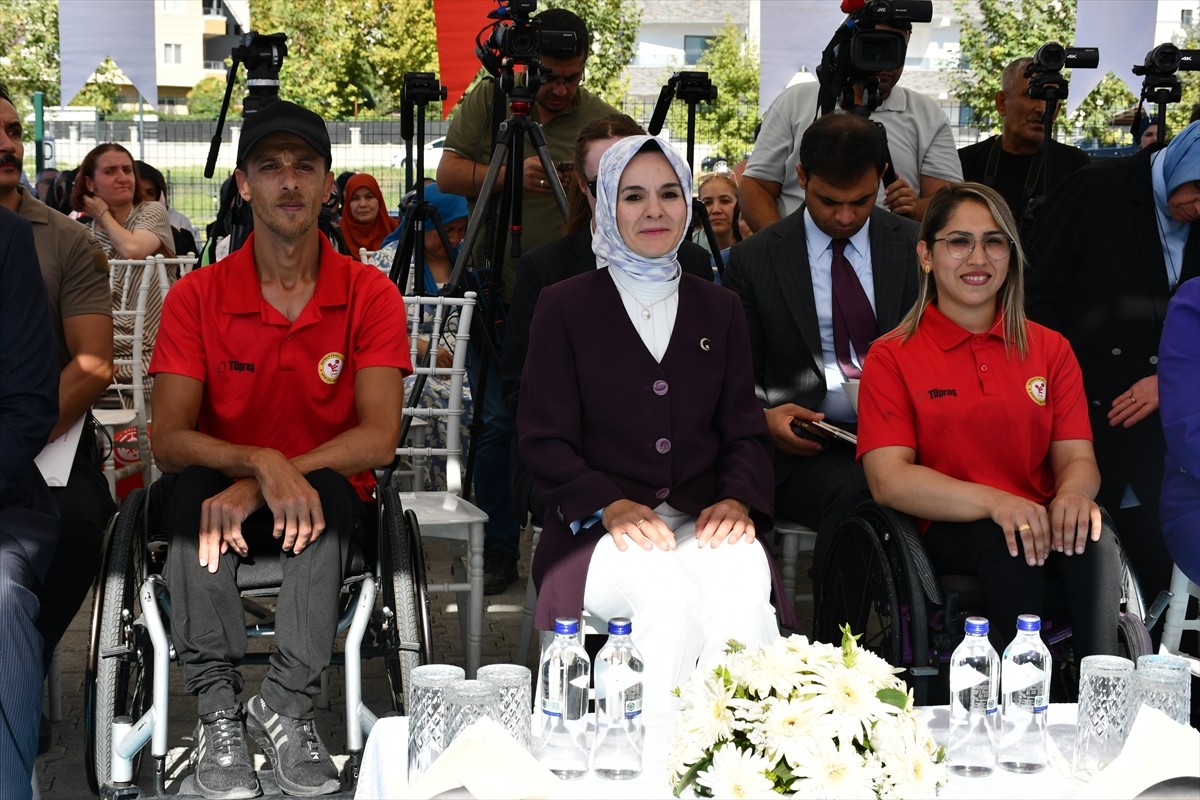 Aile ve Sosyal Hizmetler Bakanı Mahinur Özdemir Göktaş, Çamlıtepe Mahallesi'nde yapımı tamamlanan...