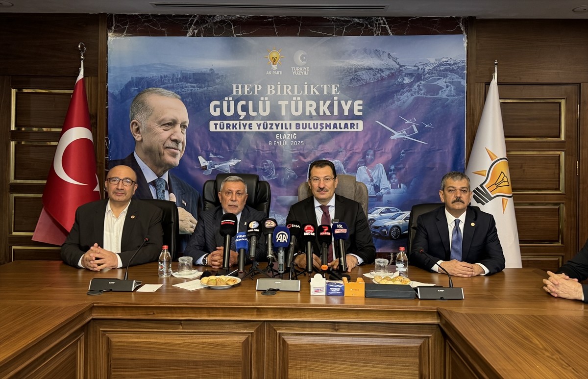 AK Parti Genel Başkan Yardımcısı Ali İhsan Yavuz (sağ 2), "Türkiye Yüzyılı Buluşmaları" programı...