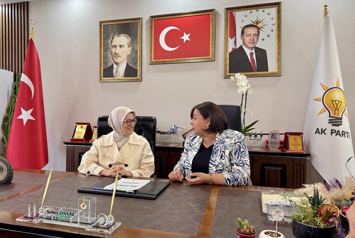 AK Parti Genel Başkan Yardımcısı Belgin Uygur (ortada), "Bir Sofrada Ahiler" programına katılmak...