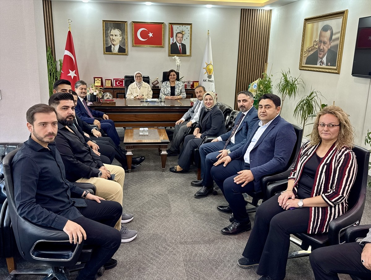 AK Parti Genel Başkan Yardımcısı Belgin Uygur (ortada), "Bir Sofrada Ahiler" programına katılmak...