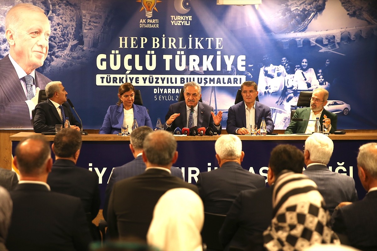 AK Parti Genel Başkan Yardımcısı Hayati Yazıcı (ortada), "Türkiye Yüzyılı Buluşmaları" programı...