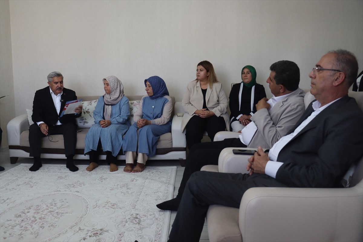 AK Parti Genel Başkan Yardımcısı Hüseyin Yayman, Hatay'da şehit ailesiyle bir araya geldi. Yayman...