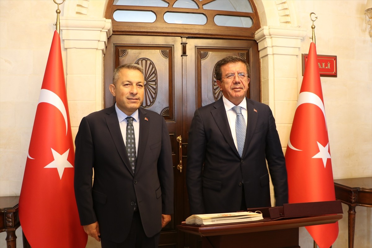 AK Parti Genel Başkan Yardımcısı Nihat Zeybekci (sağda), Kilis'teki programı kapsamında Vali Tahir...