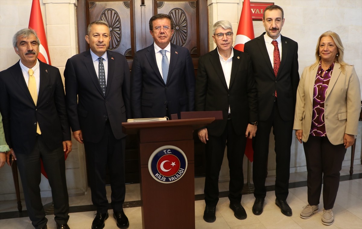 AK Parti Genel Başkan Yardımcısı Nihat Zeybekci (sağda), Kilis'teki programı kapsamında Vali Tahir...