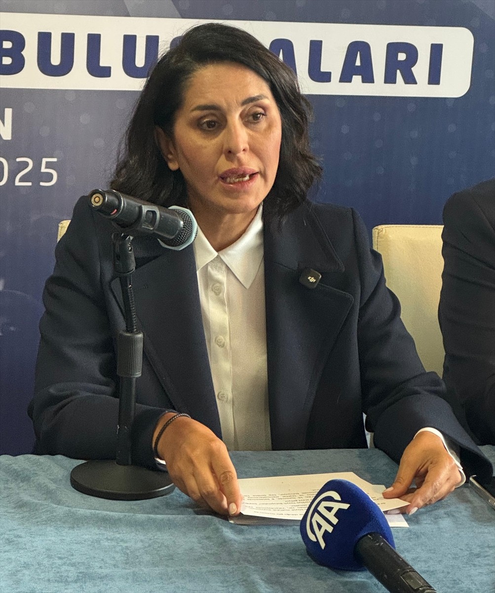 AK Parti Genel Başkan Yardımcısı Sevilay Tuncer (ortada), Yeşil Giresun Turizm Meslek ve Teknik...