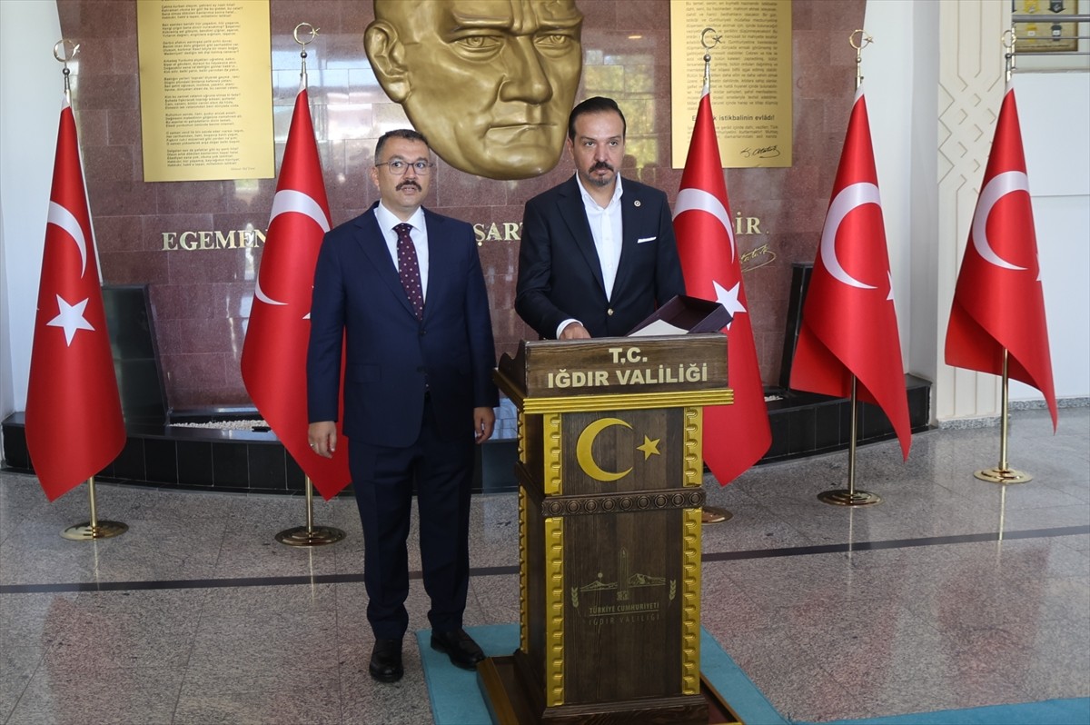 AK Parti Genel Başkan Yardımcısı ve Türk Devletleri ile İlişkiler Başkanı Kürşad Zorlu (sağda)...