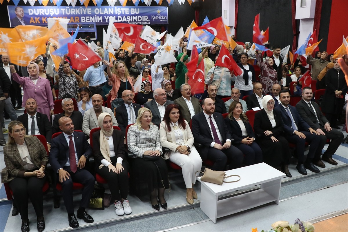 AK Parti Genel Başkan Yardımcısı ve Yalova Milletvekili Ahmet Büyükgümüş (sol 6), Yalova Halk...