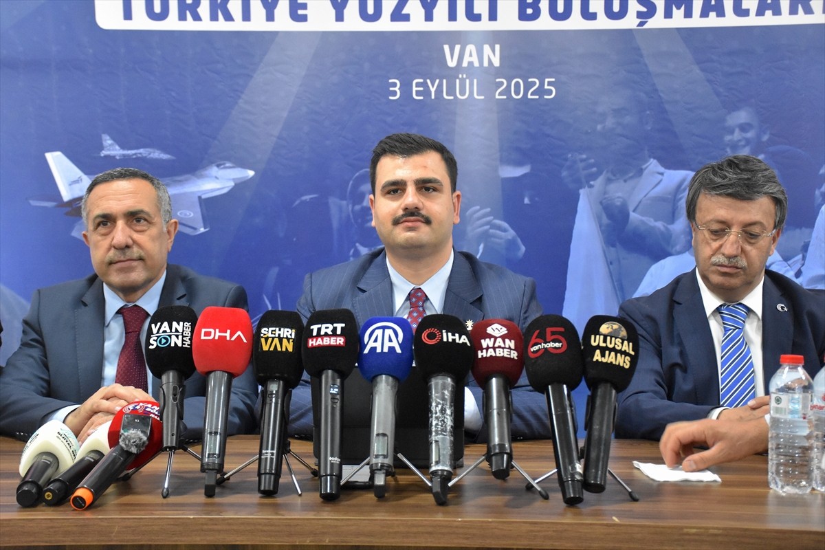 AK Parti Genel Sekreteri ve İzmir Milletvekili Eyyüp Kadir İnan (ortada),Edremit ilçesindeki...